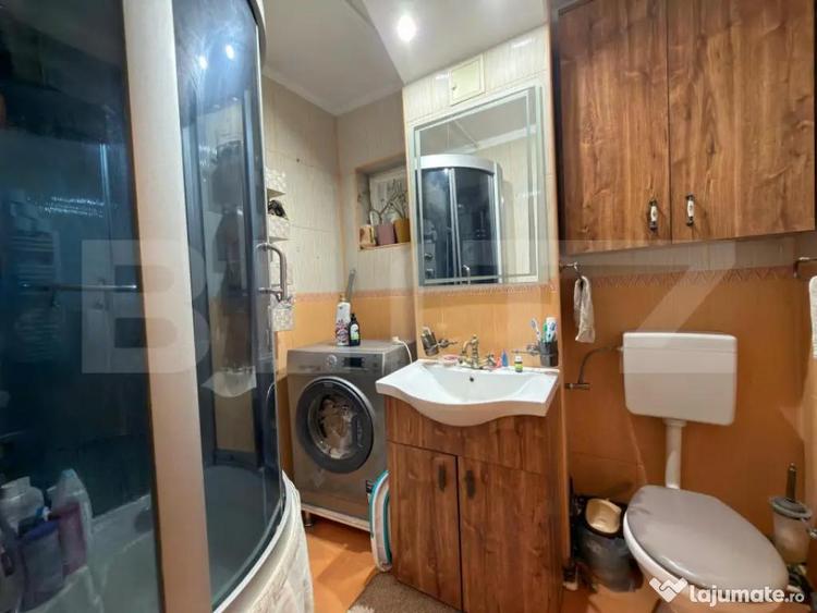 Apartament cu 3 camere semidecomandat în Craiovița Nouă