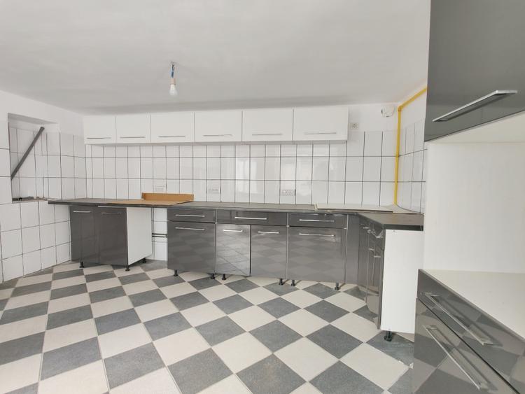 Casă individuală cu 20 camere cu Canalizare în Slimnic