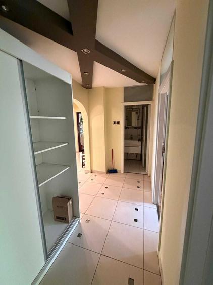 Apartament cu 3 camere decomandat în Lidia