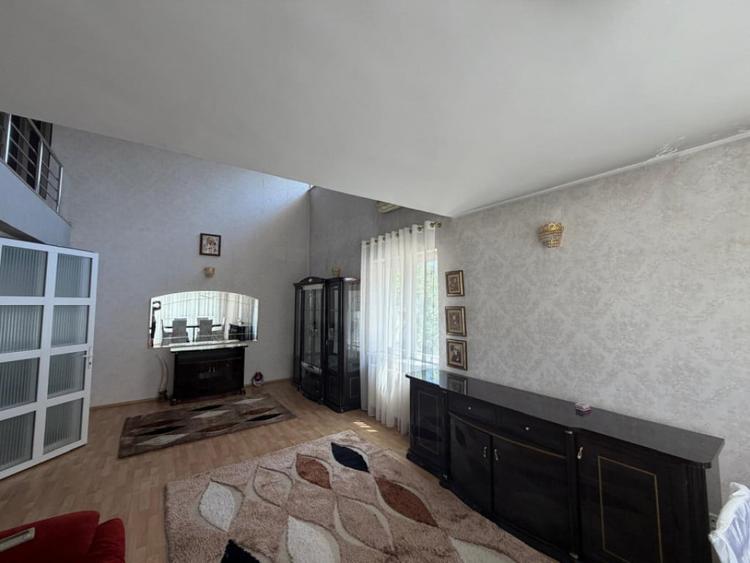 Casă cu 5 camere cu Teren 1100 Mp în Central