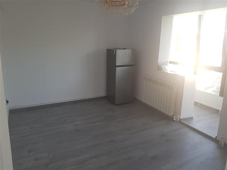 Apartament cu 3 camere decomandat în Apollo