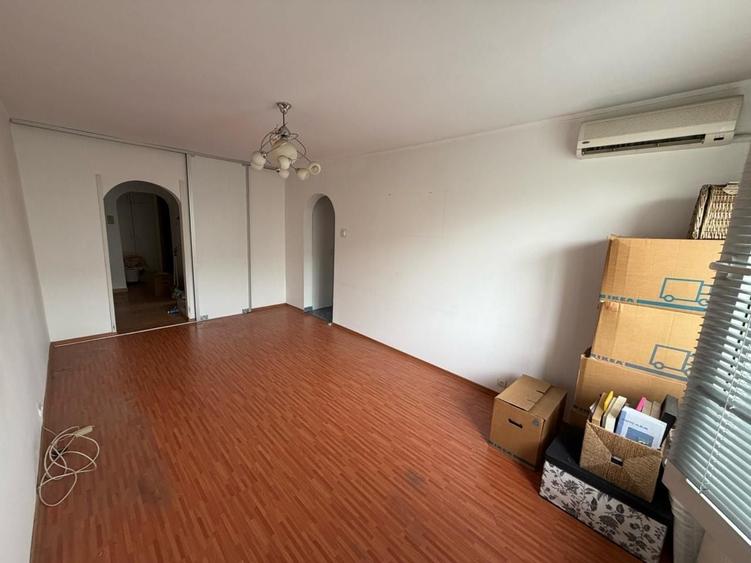 Apartament cu 3 camere semidecomandat în Rahova