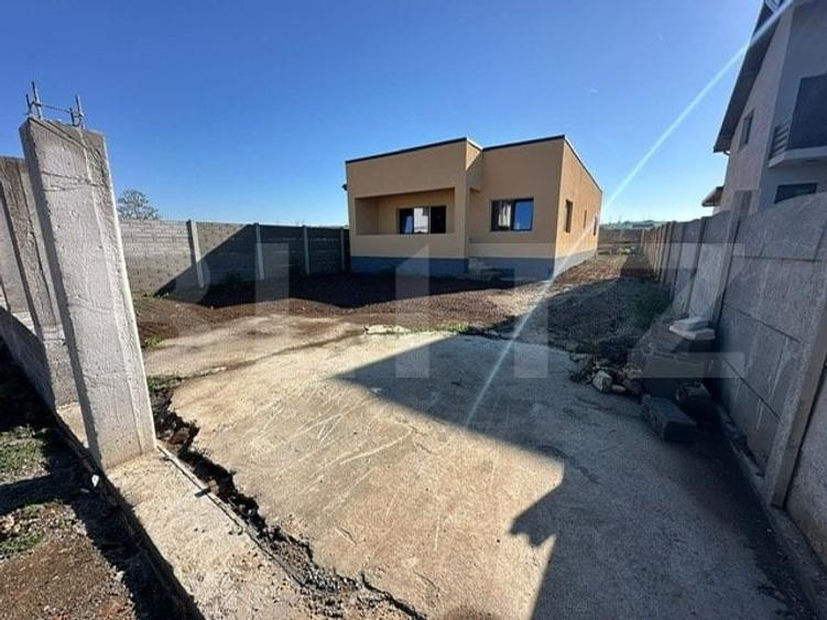 Casă individuală cu 4 camere cu Canalizare în Bariera Vâlcii