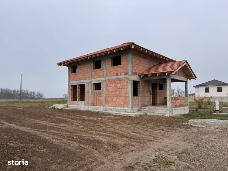 Casă cu 4 camere cu Teren 500 Mp în Central