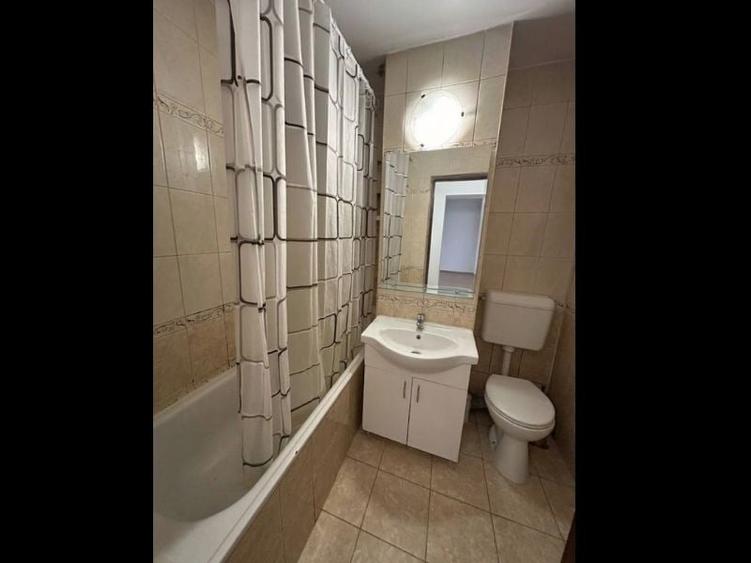 Apartament cu 3 camere semidecomandat în Uzina 2