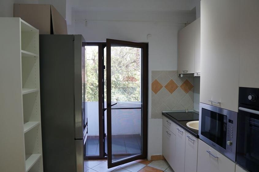 Apartament cu 3 camere decomandat, mobilat în Calea Victoriei