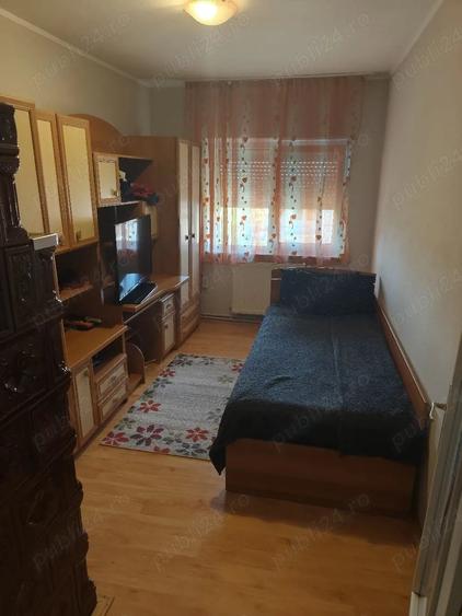 Apartament cu 4 camere decomandat în Halmeu