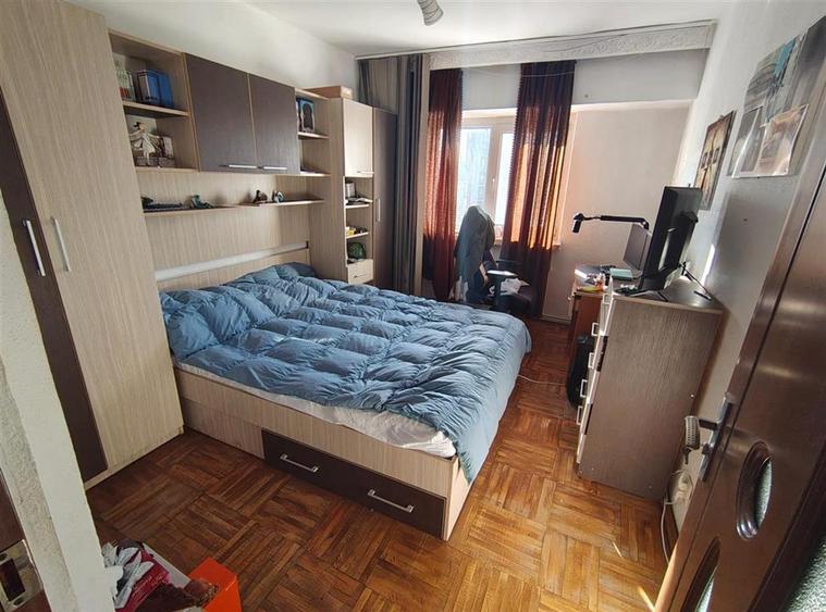 Apartament cu 4 camere decomandat în Nicolina