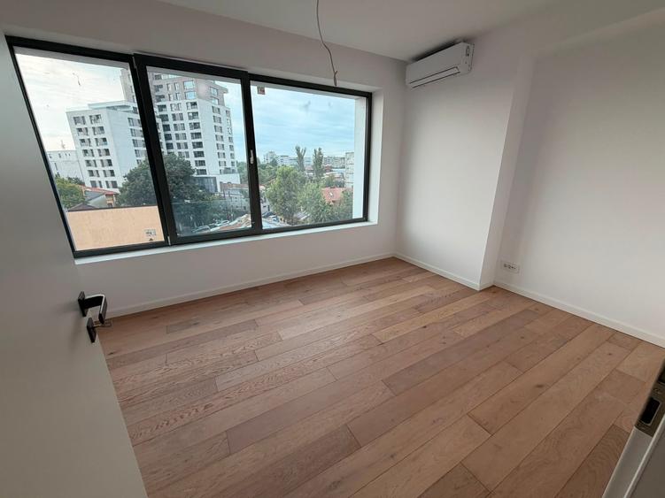 Penthouse cu 4 camere decomandat în Mihai Bravu