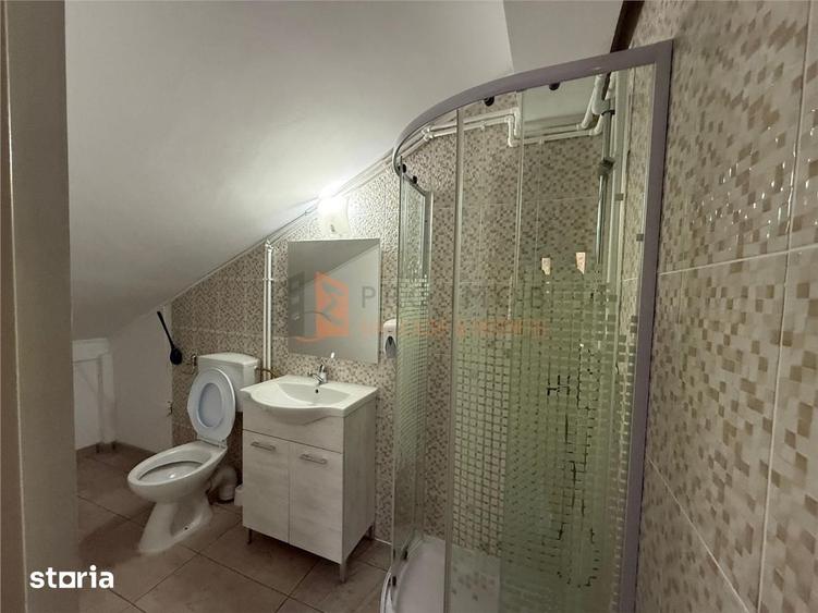 Casă cu 8 camere decomandat cu Teren 30 Mp în Siriu