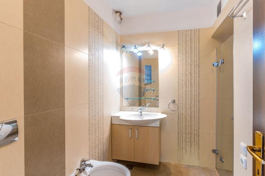 Casă individuală cu 8 camere cu Teren 405 Mp în Grigorescu
