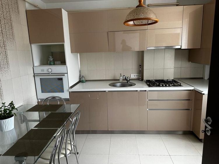 Apartament cu 3 camere în Lipovei