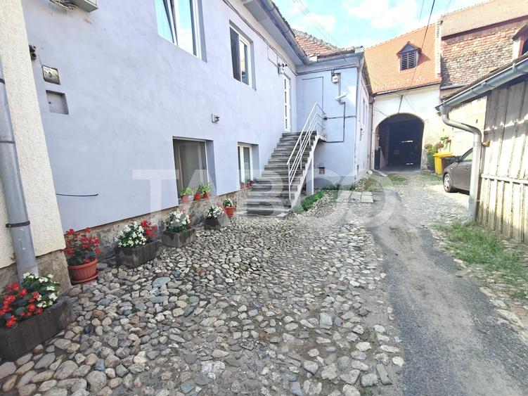 Apartament cu 3 camere semidecomandat, mobilat în Orașul de Jos