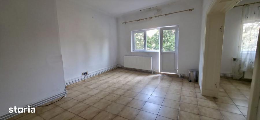 Apartament cu 3 camere nedecomandat în Centrul Civic