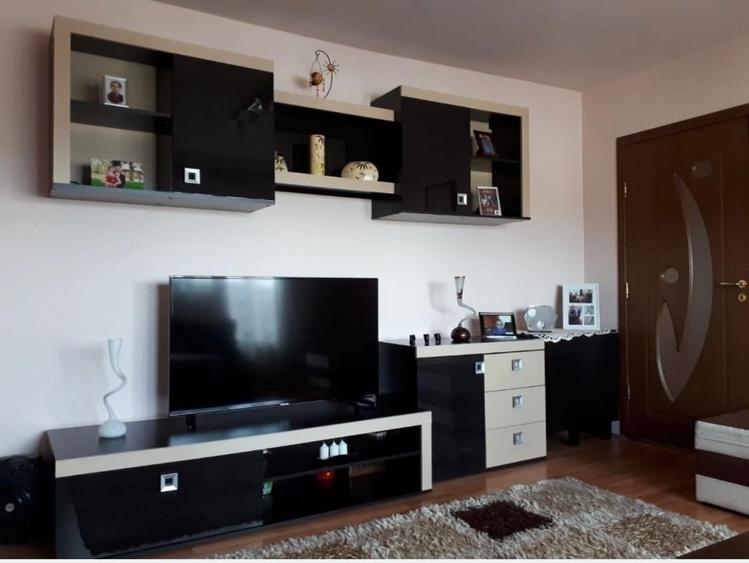 Apartament cu 3 camere decomandat, mobilat în Calea Moldovei