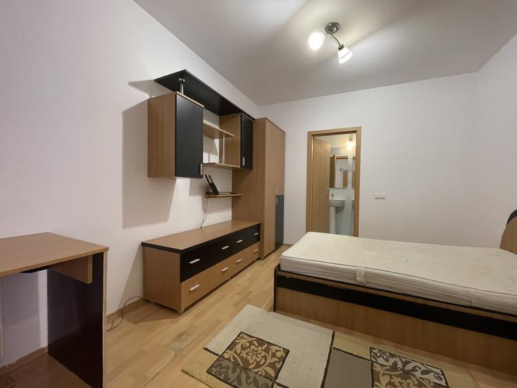 Apartament cu 3 camere semidecomandat, mobilat în Titan