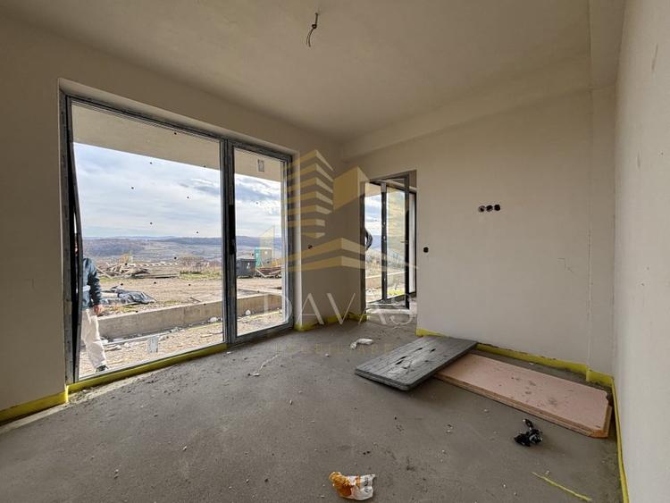 Apartament cu 3 camere semidecomandat în Baciu