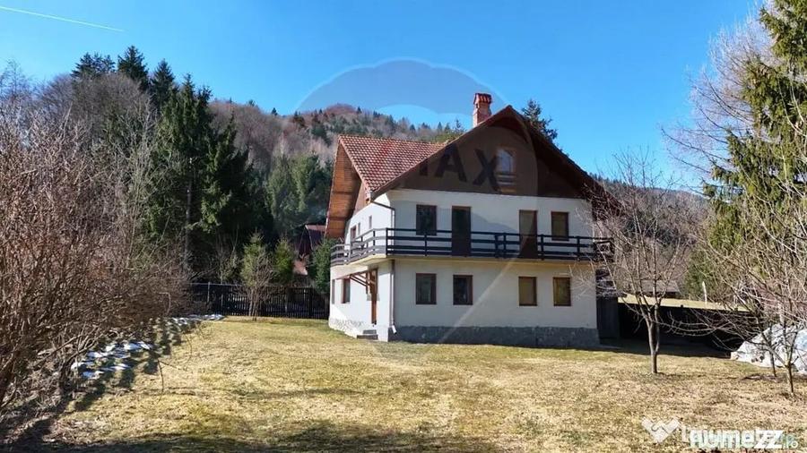 Casă cu 7 camere cu Teren 986 Mp în Plaiul Foii
