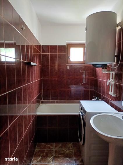 Apartament cu 3 camere semidecomandat, mobilat în Central