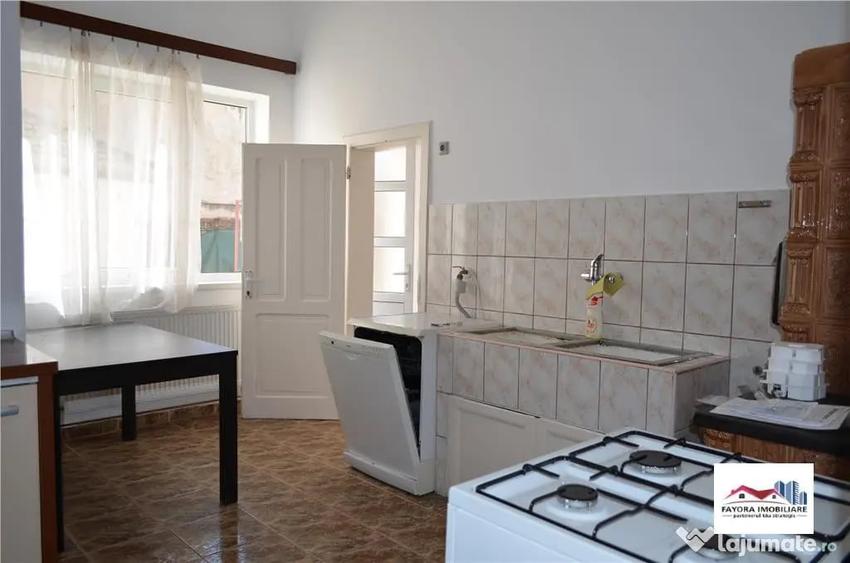 Casă cu 4 camere cu Teren 300 Mp în Central