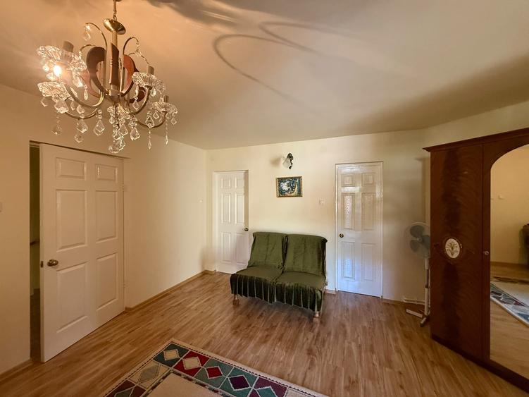 Casă cu 10 camere cu Teren 650 Mp în Călugareni