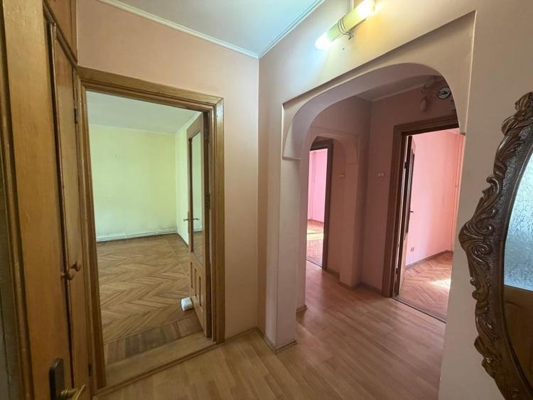 Apartament cu 3 camere decomandat în Central