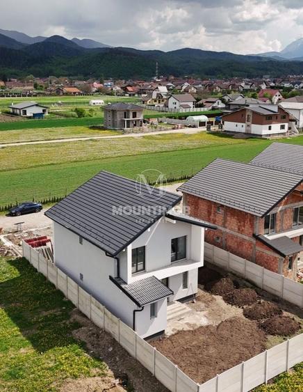 Casă individuală cu 4 camere cu Canalizare în Cristian