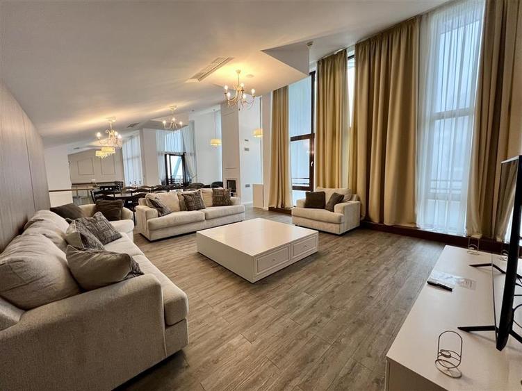 Apartament cu 6 camere decomandat, mobilat în Poiana Brașov