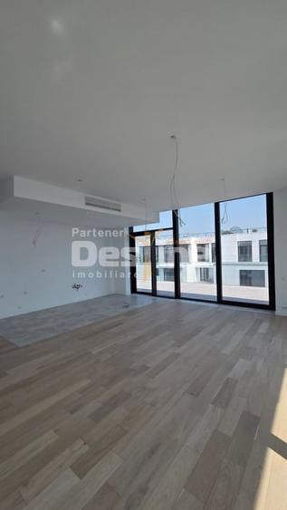 Penthouse cu 4 camere decomandat în 13 Septembrie