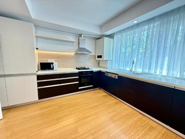 Apartament cu 4 camere decomandat în Central