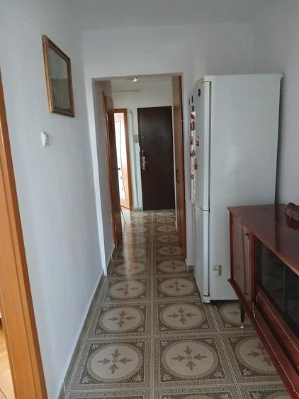 Apartament cu 3 camere decomandat în Girocului