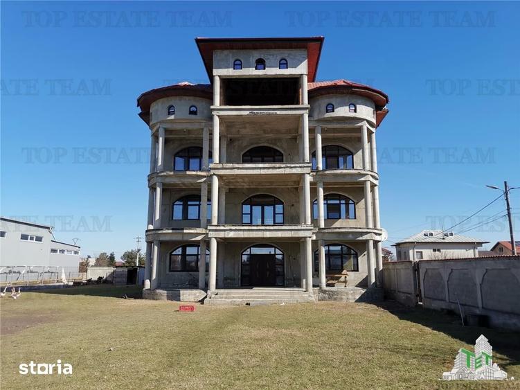Casă cu 8 camere cu Teren 990 Mp în 1 Decembrie
