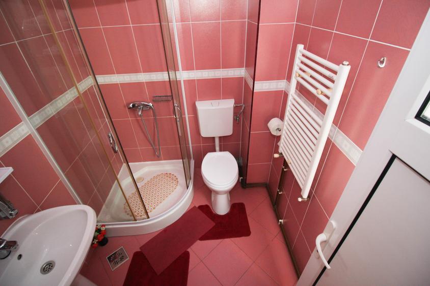 Casă cu 8 camere cu Canalizare în 1 Mai