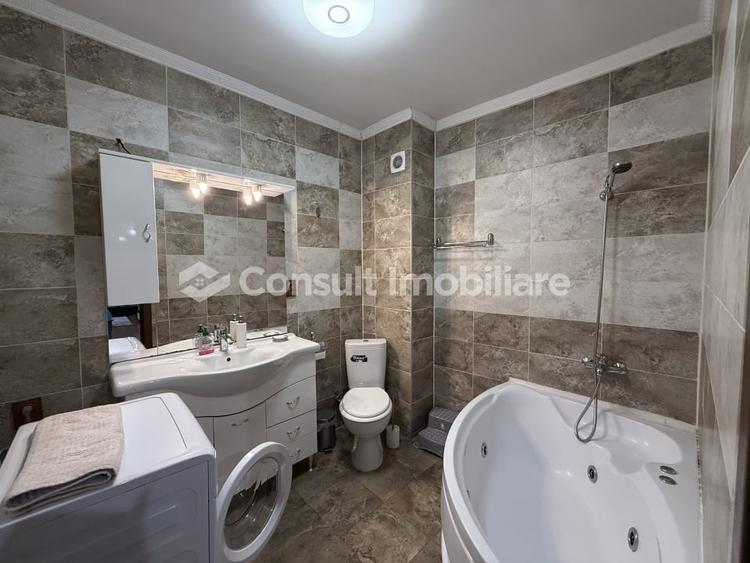 Apartament cu 3 camere semidecomandat, mobilat în Central
