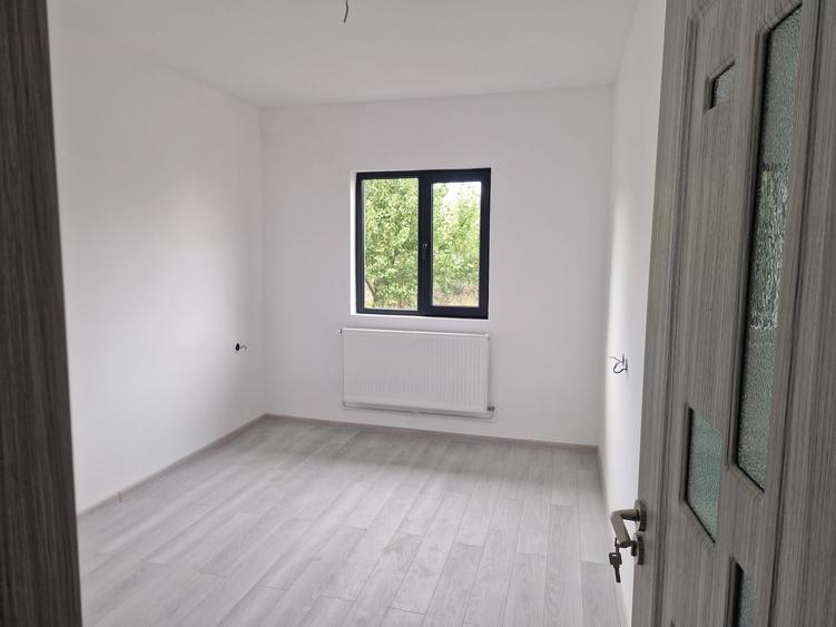 Casă cu 4 camere cu Teren 268 Mp în Est