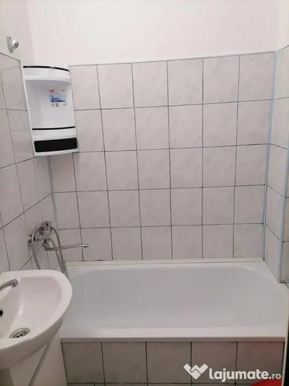 Garsonieră decomandată în Vest