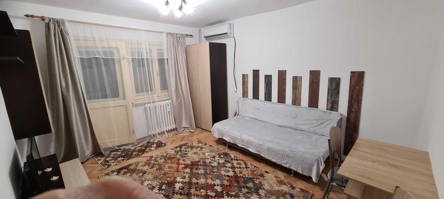 Garsonieră decomandată în Central