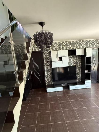 Casă cu 4 camere decomandat în Preajba