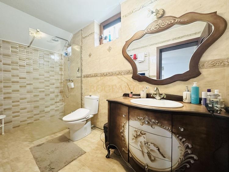 Casă individuală cu 7 camere cu Canalizare în Giroc