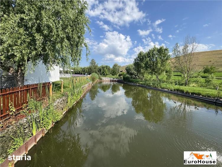 Casă cu 5 camere cu Teren 7140 Mp în Est