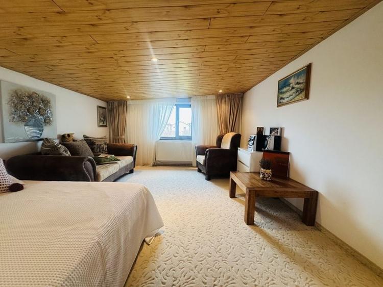 Casă individuală cu 7 camere cu Canalizare în Central
