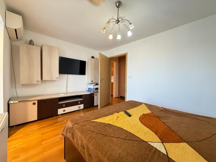 Apartament cu 3 camere semidecomandat în Girocului