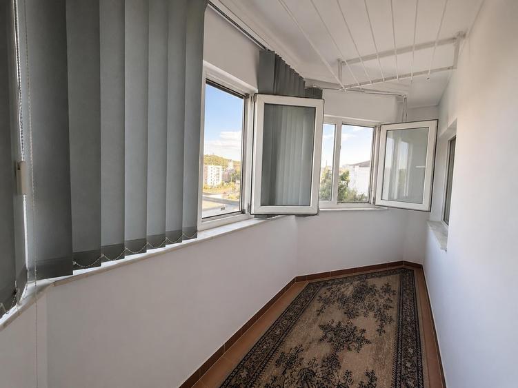 Apartament cu 3 camere decomandat, mobilat în Nicolina