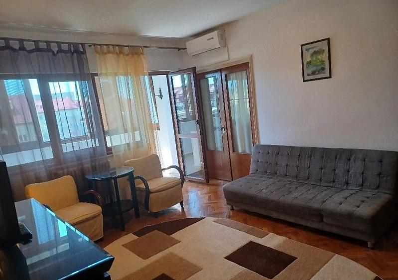 Apartament cu 3 camere semidecomandat, mobilat în Centrul Civic