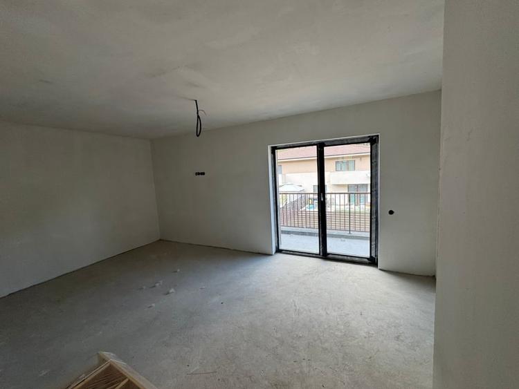 Duplex cu 4 camere cu Canalizare în Florești