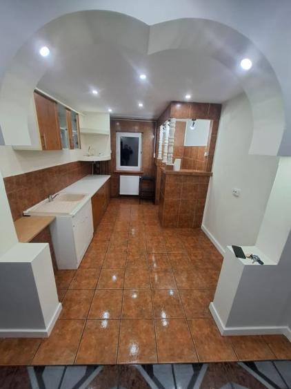 Apartament cu 4 camere decomandat în Craiovița Nouă