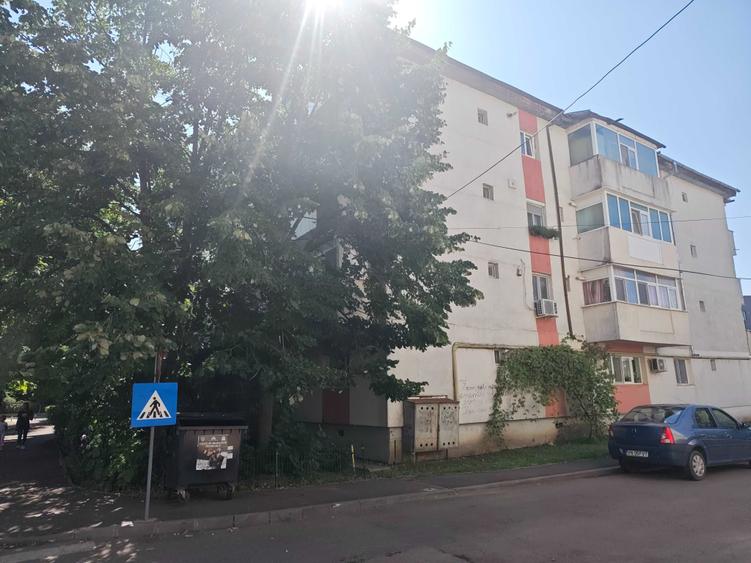 Apartament cu 3 camere decomandat în Exterior Vest