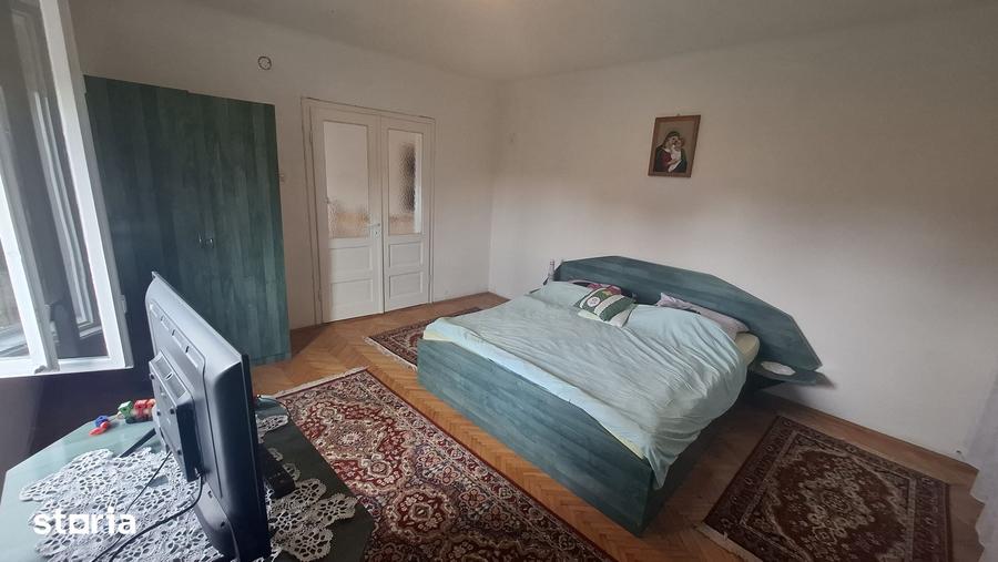 Casă cu 5 camere cu Teren 1088 Mp în Central