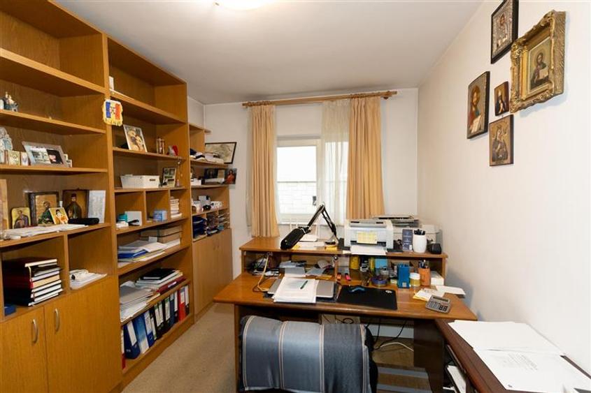 Duplex cu 8 camere cu Canalizare în Central