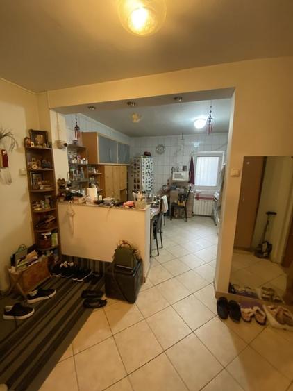 Apartament cu 4 camere decomandat în Tei